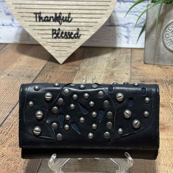 Terresa Wallet Studded Link
Black
Patricia Nash - Picture 1 of 13